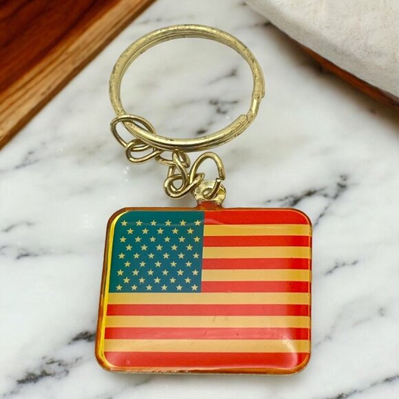 Vintage VFW Keychain American Flag Veterans Of Foreign Wars USA Gold Tone - Picture 1 of 6